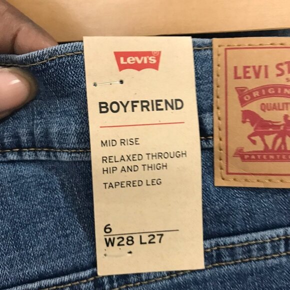Levi's® Women's Mid-Rise Boyfriend Cropp - Picture 5 of 7